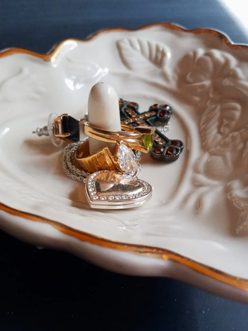 Charming Floral Embossed Gold Trim Ceramic Ring Holder Heart Shaped NICE!
